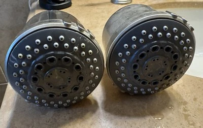 2 cabezales de ducha y brazo de níquel cepillado multifunción DXV Ashbee™ D35101775.100 usados Foto 1 de 4