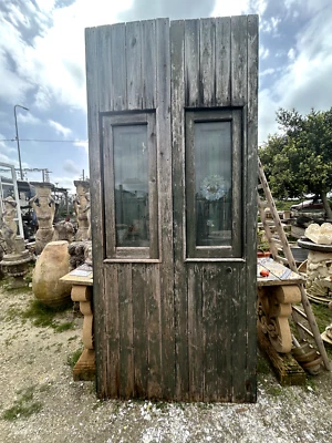 Grande portone antico verde con anta doppia in legno con vetri e scuri - 011 - Immagine 1 di 4