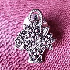 Broche broche vintage Avon 1982 tono plata canasta flores solapa BP1 - Imagen 1 de 11