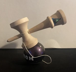 Kendama Krom Strogo Cassiopeia Lila, Ahorn, Sticky Clear, Kugellager Balancehole - Bild 1 von 7