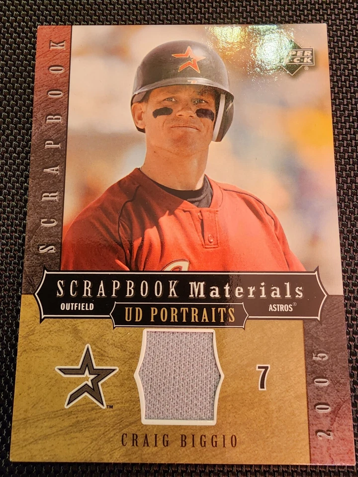 2005 Upper Deck Craig Biggio SCRAPBOOK MATERIALS- AUTHENTIC JERSEY PATCH - Image 1 of 4