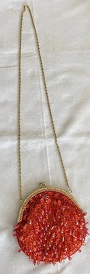 Bolso de noche pequeño con correa de cadena dorada y lentejuelas rojas Foto 1 de 4
