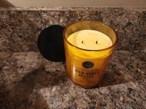 Vela vertida a mano ricamente perfumada DW Home 'néctar de miel salvaje' 2 mechas 15,01 oz - Imagen 1 de 3