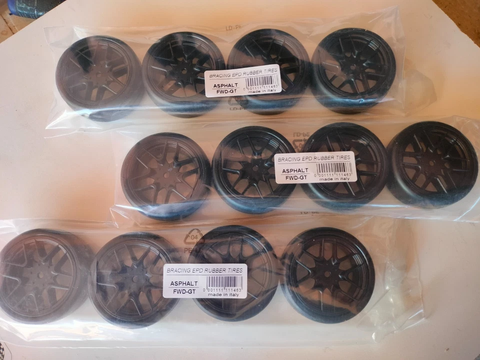 BRacing  EPD Asfalt Gomme 1:10 touring  Set  3 treni  cerchio nero - Immagine 1 di 1