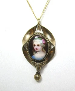 Collar colgante retrato pintado a mano porcelana victoriana 3,1 gramos chapado en oro - Imagen 1 de 4