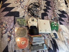 SEGA Dreamcast Console + Over 30 Games (some rare) + 2 Controllers + VMU (READ)