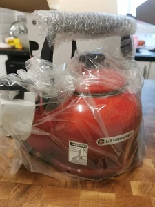 Le Creuset Whistling Stove Top Kettle 2.1 Litres Cherry BN BOXED - Picture 1 of 11