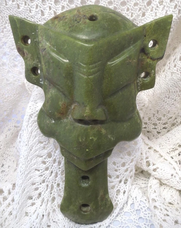 MÁSCARA DE JADE VERDE CHINESA LINDA MANUSEADA EM UM ESTILO DO PERÍODO DE GUERRA - Imagem 1 de 4