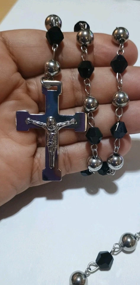 Collar de cuentas de rosario de cristal negro medalla Virgen María y acero inoxidable. Foto 1 de 4