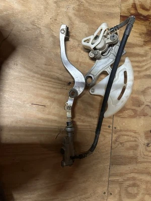 Задний тормоз в сборе 2004 CRF250R от оригинального производителя суппорт главный цилиндр тормоза рычаг Honda - Изображение 1 из 4