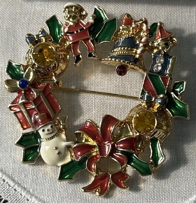 2010 Avon Christmas Wreath Brooch/ Pendant, Gold Tone & Enamel, Boxed 2” - Image 1 of 4