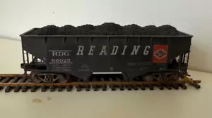 Kadee HO Scale Reading #86025 50 Ton 2 Bay Offset Hopper With Load Weathered - Picture 1 of 10