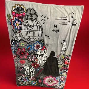 Vera Bradley Star Wars Far Far Away Plüsch Überwurf Decke Darth Vader 80”x 50” Neu - Bild 1 von 7