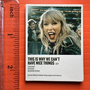 Pegatina Taylor Swift ESTA ES LA RAZÓN POR LA QUE NO PODEMOS TENER COSAS BONITAS - Imagen 1 de 1