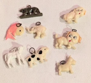 1930er 40er 50er 8 Kunststoff Cracker Jack Charms einige bemalte Hunde Fisch Panther Lamm - Bild 1 von 6