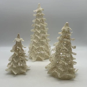 Juego de 3 decoraciones de árbol de Navidad de ganchillo hechas a mano, 9,5”, 6,5” y 5” de alto - Imagen 1 de 16