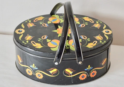 Vtg. PICNIC BASKET TIN PENNSYLVANIA DUTCH DESIGN Cover