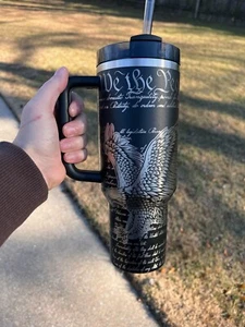 "WE THE PEOPLE" Freiheit Thema 40oz MAGA Stanley Becher. Farben erhältlich. L@@k - Bild 1 von 6