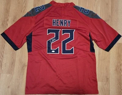 Camiseta roja firmada por Derrick Henry de los Tennessee Titans. Autenticación JSA  Foto 1 de 4