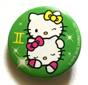 HELLO KITTY Pinback Button Green Badge 1976, 2010 SANRIO CO. - Bild 1 von 2