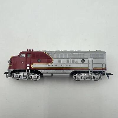 WALTHERS HO SCALE SANTA FE EMD F7A DIESEL LOCOMOTIVE #330 - TESTED - Image 1 of 4