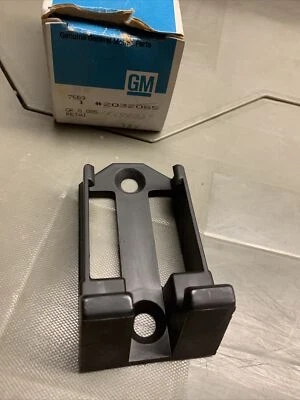 NOS GM 2032085 GANCHO DE CIERRE DE CAPÓ GENUINO Foto 1 de 3