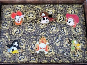 Juego de pines Disney de mini personaje en caja de Piratas del Caribe LE 350 48020 - Imagen 1 de 3