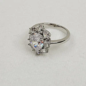 Anillo de cóctel tono plata pedrería transparente brillante talla 7,5 - Imagen 1 de 9