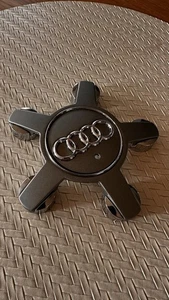 4x AUDI CENTRE CAP Felgen für A3 A4 A5 A6 A8 TT R8 4F0601165N - Bild 1 von 5