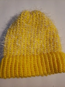 Handgefertigte gelb-weiße flauschige Beanie Mütze - Bild 1 von 1
