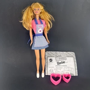 1998 Mattel Barbie Sweet Treats #20780 Bambola Barbie vinile viola occhi vestita - Foto 1 di 11