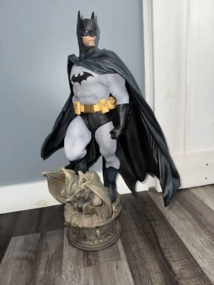 Figura de Batman formato premium de Sideshow Collectibles. Incluye todas las cajas Foto 1 de 4