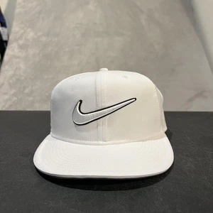 Cappello Nike Berretto Snap Back Swoosh Ricamato Golf Uomo Taglia Unica Poliestere - Foto 1 di 9