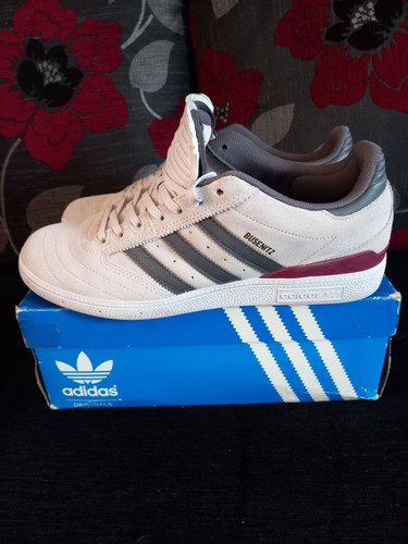 Adidas Busen taglia 10. Bianco con dettagli bordeaux.