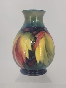Jarrón William Moorecroft con patas hoja y baya 6" firmado 1928-1949 cerámica artística - Imagen 1 de 10