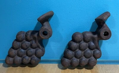 Obturador antigo para cães padrão de uva de ferro fundido, conjunto de 2, A-10 - Imagem 1 de 4