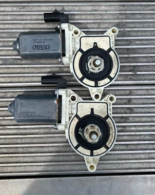 Передний или задний мотор стеклоподъемника с электроприводом для правостороннего Jeep JK Wrangler CM09243 07-18 - Изображение 1 из 4