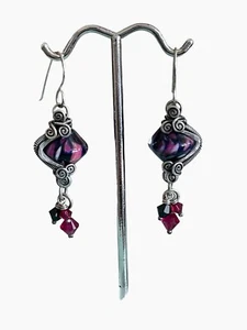 Pendientes colgantes artesanales envueltos en alambre con cuentas de murano púrpura todos hechos a mano - Imagen 1 de 1