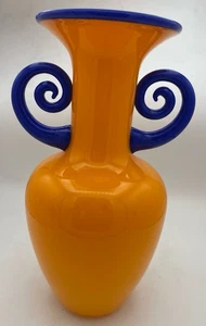 Jarrón firmado MAD Art Studios con mango de vidrio artístico 2000 soplado Art Deco naranja cobalto - Imagen 1 de 9