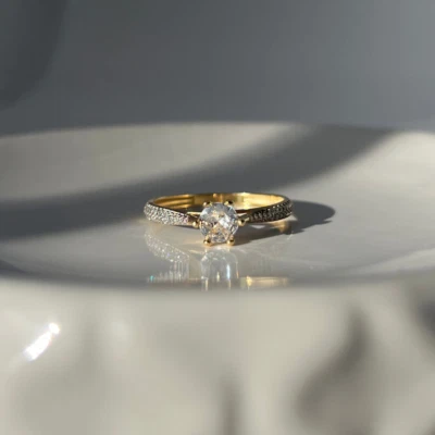 Anel de ouro brasileiro maciço 18K com coroa conjunto centro zircão diamante e meia banda - Imagem 1 de 4