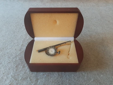 Vintage Calvin Hill Quartz Desktop small Clock Deep Ocean Fishing Rod & Reel Cover