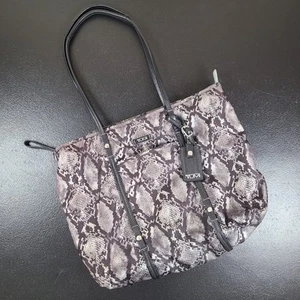 Bolso de mano Tumi con estampado de serpiente de nailon con adornos de cuero - Imagen 1 de 24