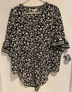 Women's MAX STUDIO Floral V Neck Blouse Size X-Large Black & White *used* - Picture 1 of 9