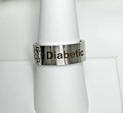 Anillo Medical Alert ID Diabetes 8 mm Ancho Acero Inoxidable Banda Tono Plata Talla 8 Foto 1 de 4