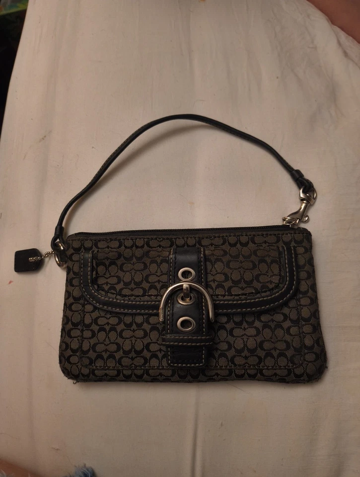 COACH MINI SIGNATURE BUCKLE LARGE SOHO WRISTLET 40585 Wallet  Black and Gray - Image 1 of 4