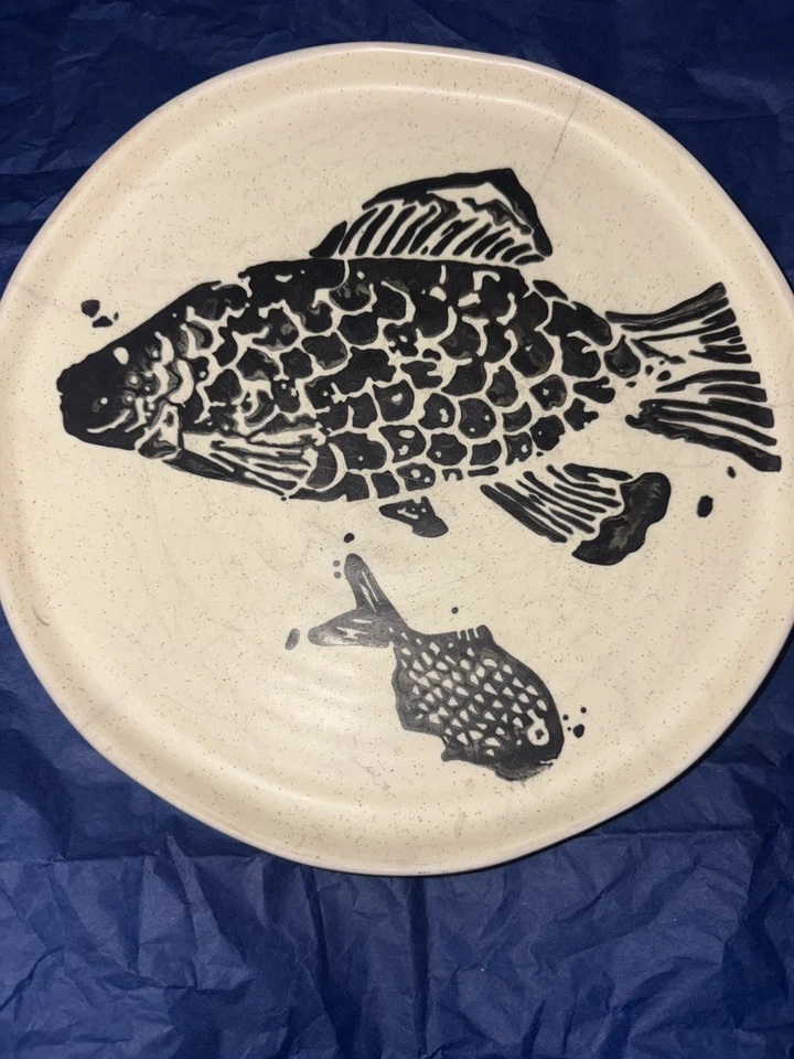 Prato de salada de peixe Anthropologie preto e creme design de dois peixes - Imagem 1 de 4