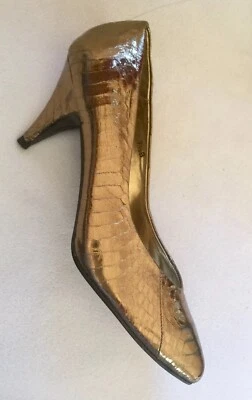 Salto Carlos Sanchez metálico dourado padrão cobra 7,5 B - Imagem 1 de 4