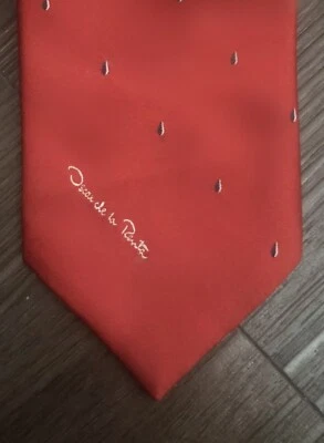 Corbata corta estrecha de colección Oscar De La Renta para hombre roja plateada estampada 56x3" usada en excelente estado Foto 1 de 3