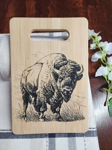 Tabla de cortar de bambú grabada con láser Bisonte Buffalo charcutería pan de queso - Imagen 1 de 3