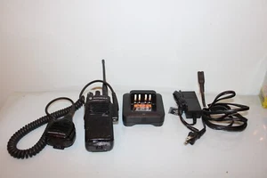 Motorola XPR 3300e Dwukierunkowe radio Walkie-Talkie AAH02RDC9VA1AN z mikrofonem i ładowarką - Zdjęcie 1 z 6
